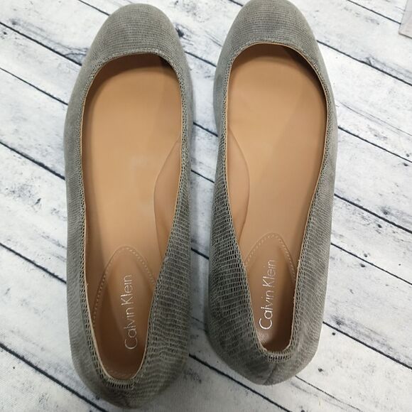 Calvin Klein Fridelle Shoe Womens SZ 8 Gray Faux Snakeskin Slip-on Silver Accent - Picture 7 of 10